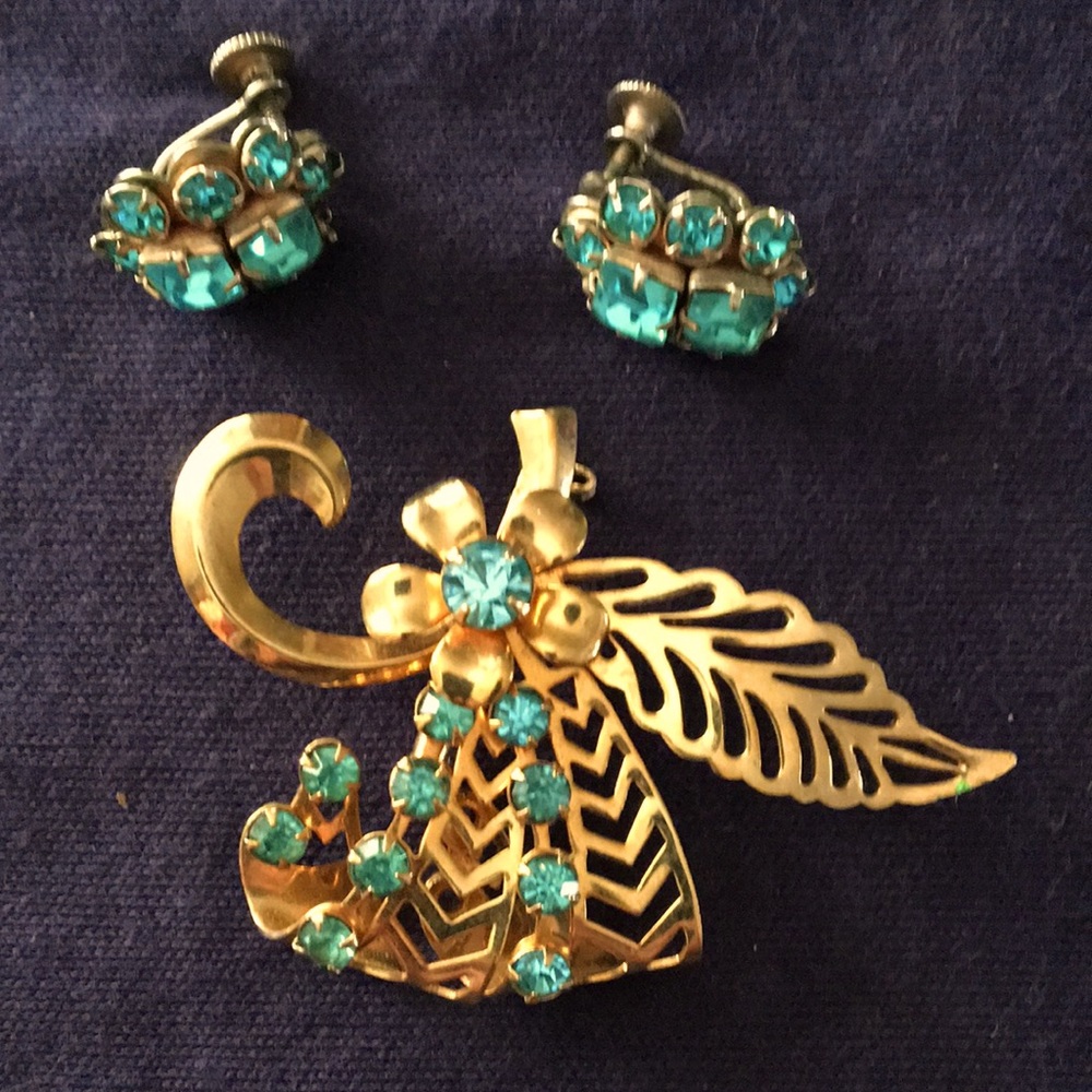 Vintage brooch and screw back earrings